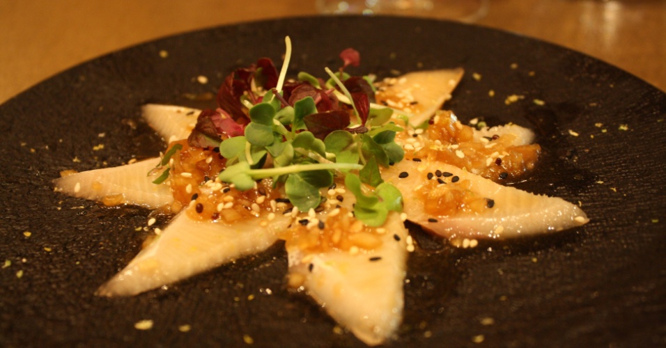 Sashimi de peixe olho-de-boi, servido no restaurante Maya Bay