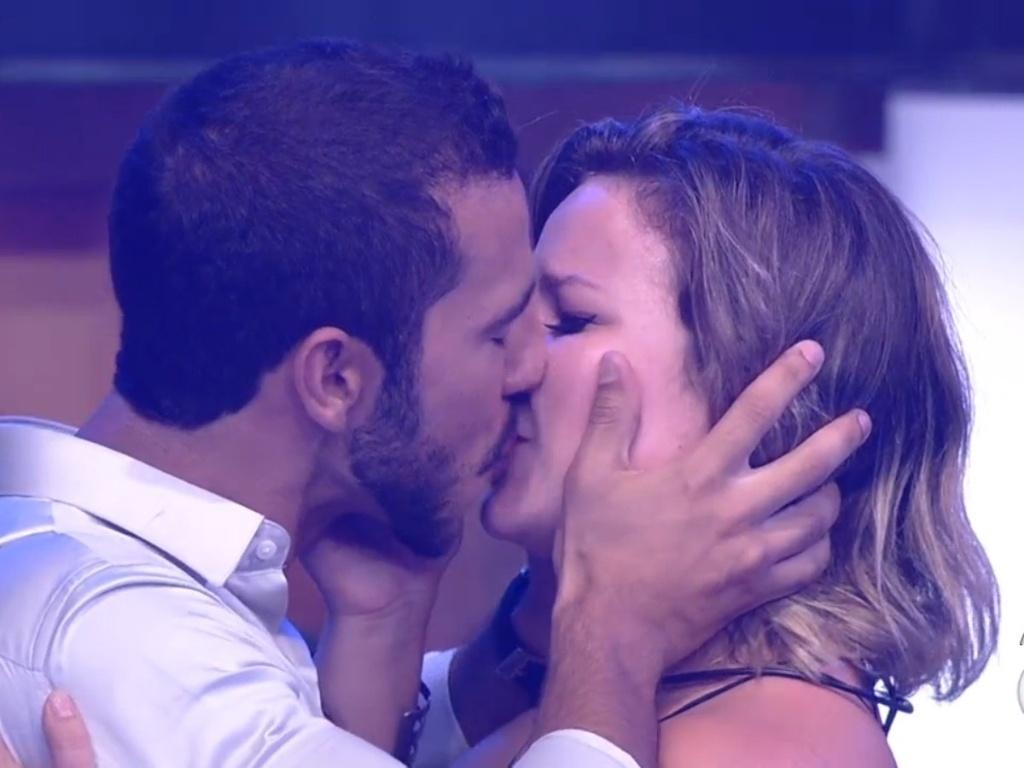 Mas o namoro não terminou por aí. Cacau venceu seus próprios conflitos, chorou a elimninação de Matheus, superou seus adversários do programa e chegou à final sem ter disputado sequer um paredão. Conquistou o segundo lugar do programa, levando R$ 150 mil, e na final reencontrou seu grande amor - Reprodução/TV Globo