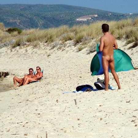 Praia de nudismo na Grécia; Após turistas terem resultado positivo para a covid em resort naturista, autoridades locais informam que farão mais testes - Fæ/Creative Commons