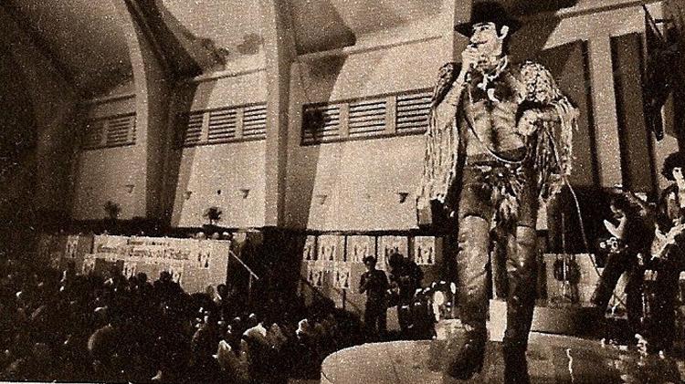 Rara imagem da apresentação de Ney na Penitenciária Lemos de Brito, em Salvador - Reproduēćo - Reproduēćo