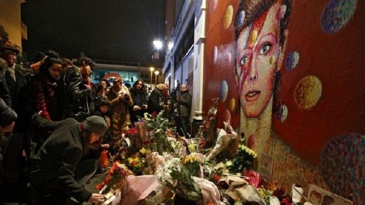 Criado por Jimmy C, mural de David Bowie virou uma espécie de altar em homenagem ao músico - Getty Images - Getty Images