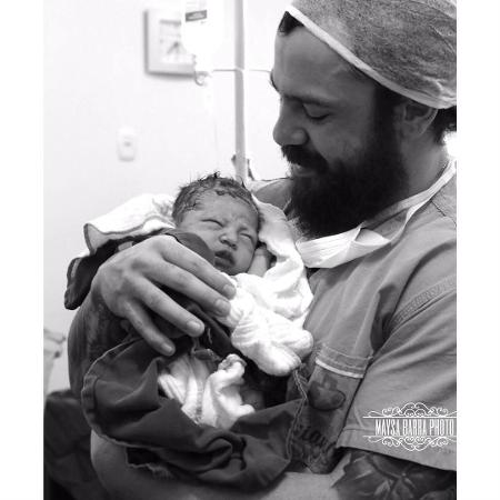 Mateus, da dupla com o Jorge, com o filho recém-nascido - Reprodução/Instagram