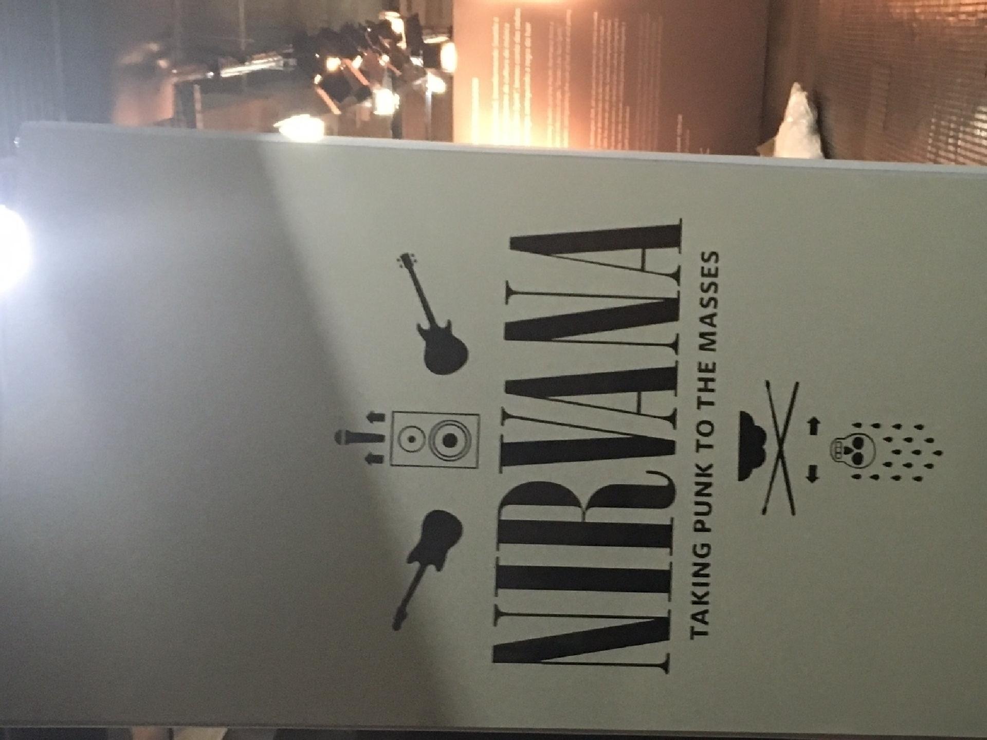 Painel montado na entrada da exposição "Nirvana: Taking Punk to the Masses" no Lounge do Ibirapuera - Adriana de Barros/UOL