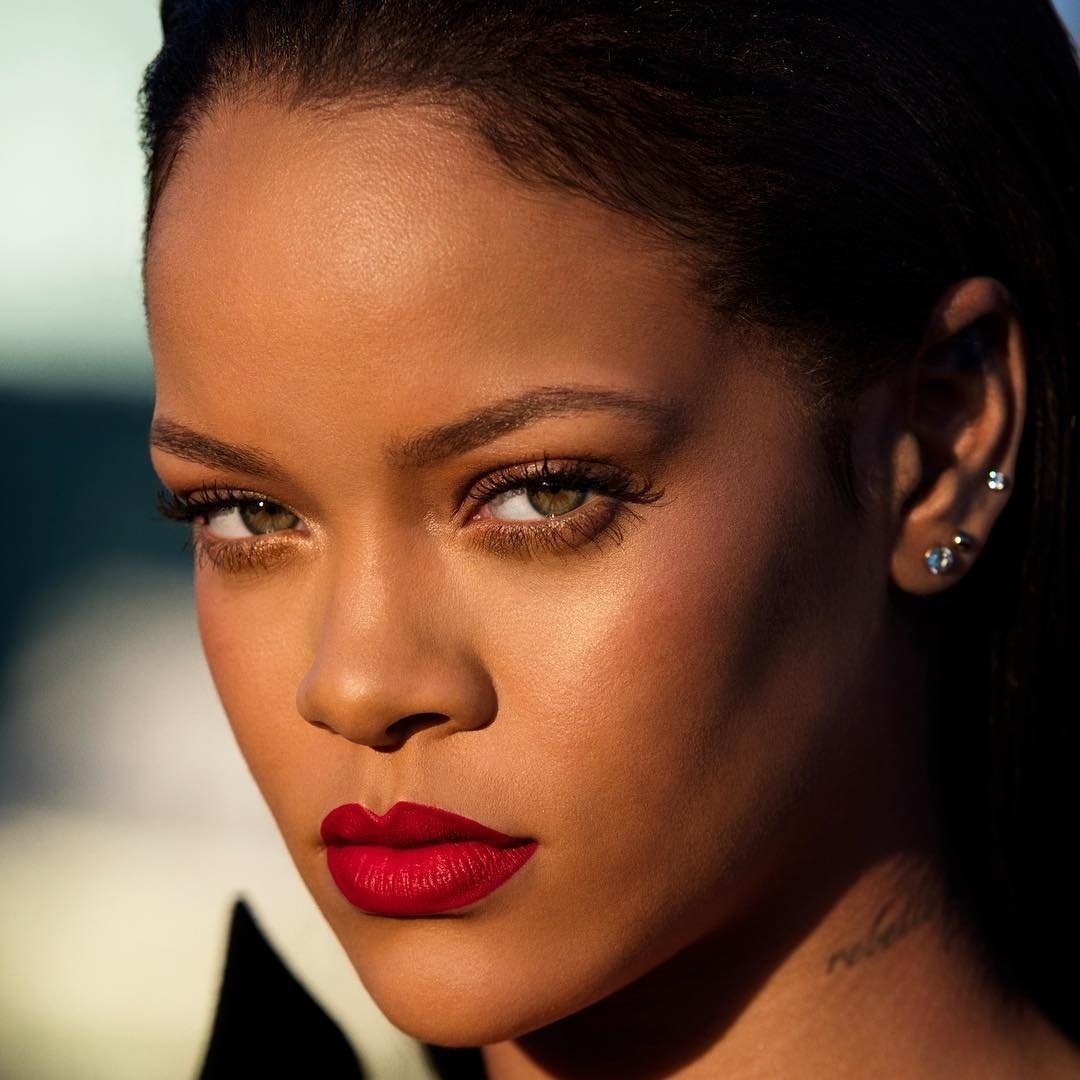 Rihanna pede a fãs que apaguem Snapchat após app tirar sarro de agressão -  15/03/2018 - UOL Entretenimento