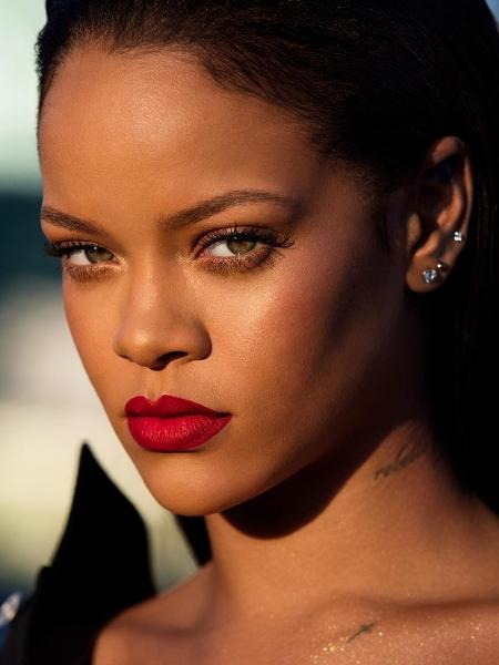 Rihanna posa com o batom vermelho de sua linha de maquiagem  - Reprodução/Instagram