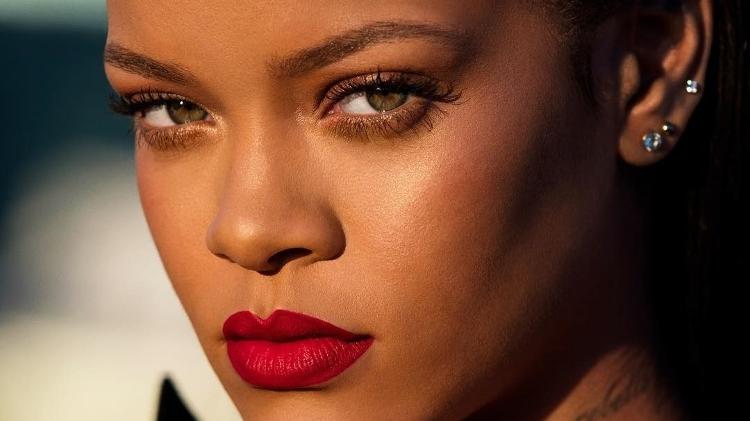 Rihanna posa com o batom vermelho de sua linha de maquiagem  - Reprodução/Instagram - Reprodução/Instagram