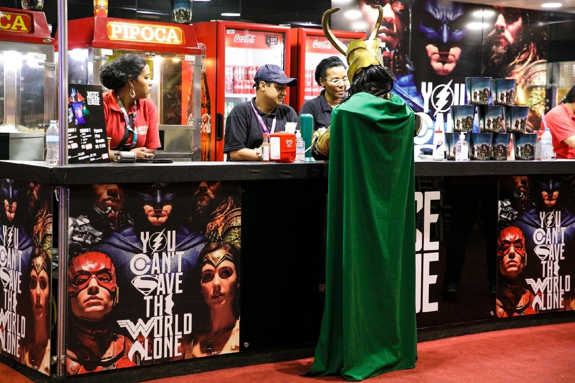 Deus da trapaça e travessura, vilão Loki não abre mão da pipoca no cinema - Mariana Pekin/UOL