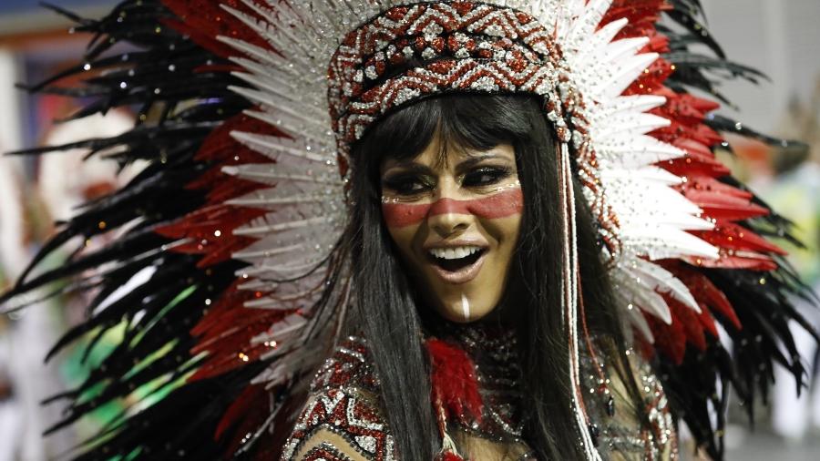 Viviane Araújo se veste de índia para desfilar como rainha de bateria da Mancha Verde no Carnaval 2018 - Simon Plestenjak/UOL