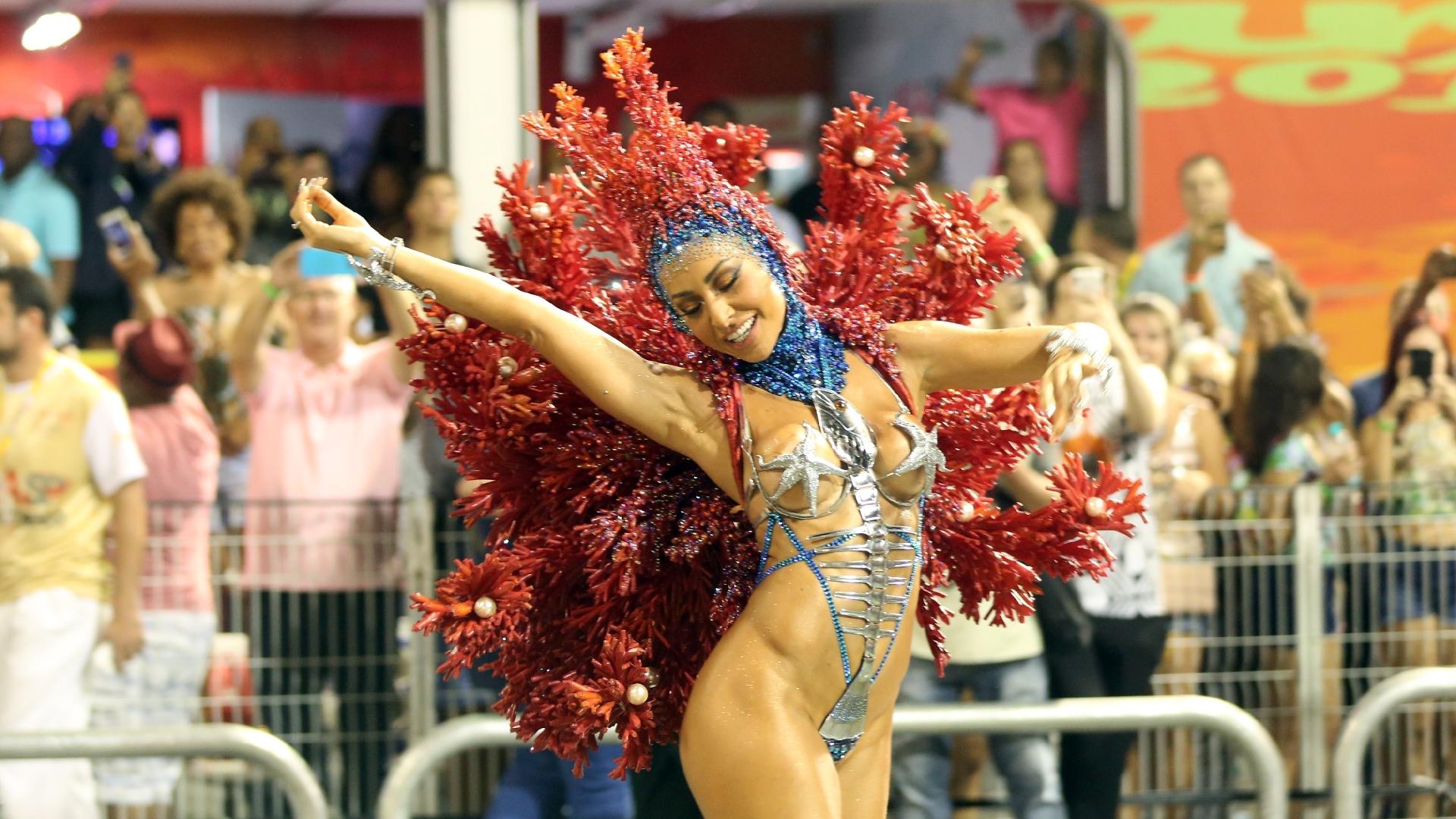 Madrinha de bateria, Sabrina Sato desfila pela Gaviões da Fiel - Ricardo Matsukawa/UOL