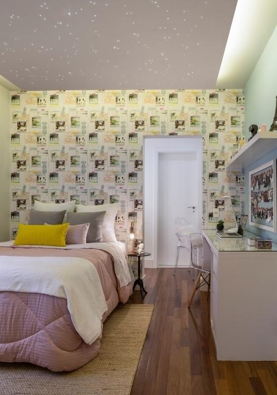 Imagine dormir sob a luz das estrelas. Essa foi a proposta para este quarto de adolescente. Fios ópticos luminosos foram instalados por toda a superfície do teto de gesso, criando esse lindo efeito decorativo. No entanto, para iluminar o dormitório com eficiência, mais lâmpadas foram embutidas no forro do teto. Projeto: Studio Deux Arquitetura - Evelyn Muller/ Divulgação