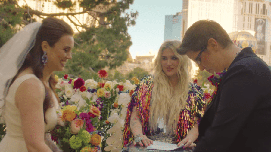 Kesha oficializou um casamento LGBT em Las Vegas - Reprodução/Youtube