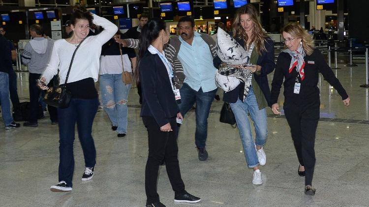 Acompanhada do segurança e de uma funcionária da companhia aérea, Gisele Bündchen dá um baile nos fãs para evitar fotos - Francisco Cepeda/AgNews - Francisco Cepeda/AgNews