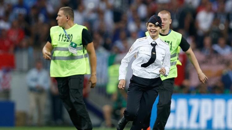 Manifestante do Pussy Riot invade gramado durante partida entre França e Croácia na Rússia - Marcelo Machado de Melo/Fotoarena/Folhapres - Marcelo Machado de Melo/Fotoarena/Folhapres