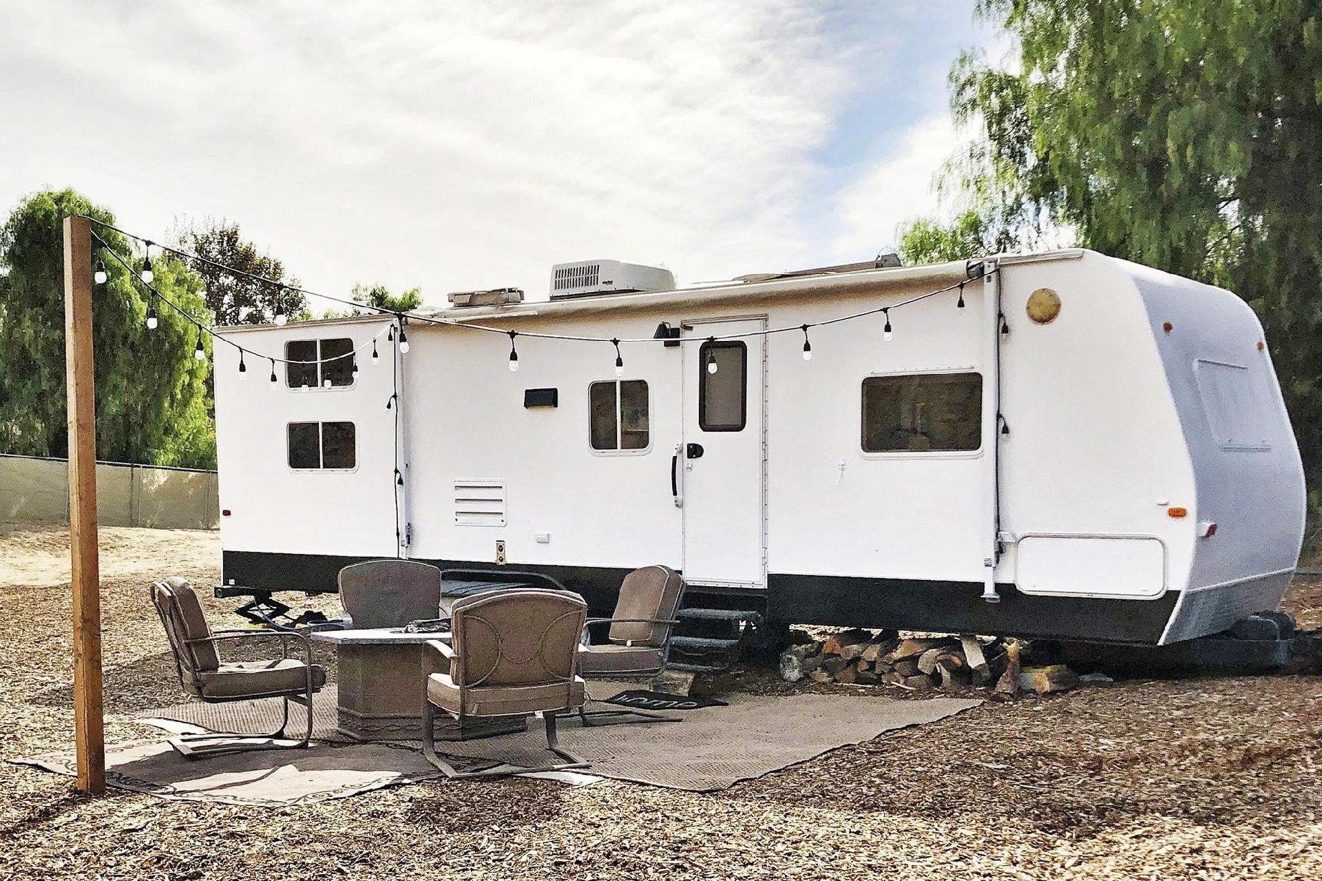 Já pensou em se mudar de um imóvel fixo para morar dentro de um veículo? Segundo Plínio Pasa, diretor da fábrica e montadora de motor casas e trailers Victória Motor Homes, de Santa Catarina, é possível. ?Dá para escolher entre vans, trailers, ou mesmo chassis de ônibus?, comenta. Foi o que fez a família Petrone, que atualmente vive neste trailer estacionado em Ventura, na Califórnia - Ashley Petrone/Divulgação