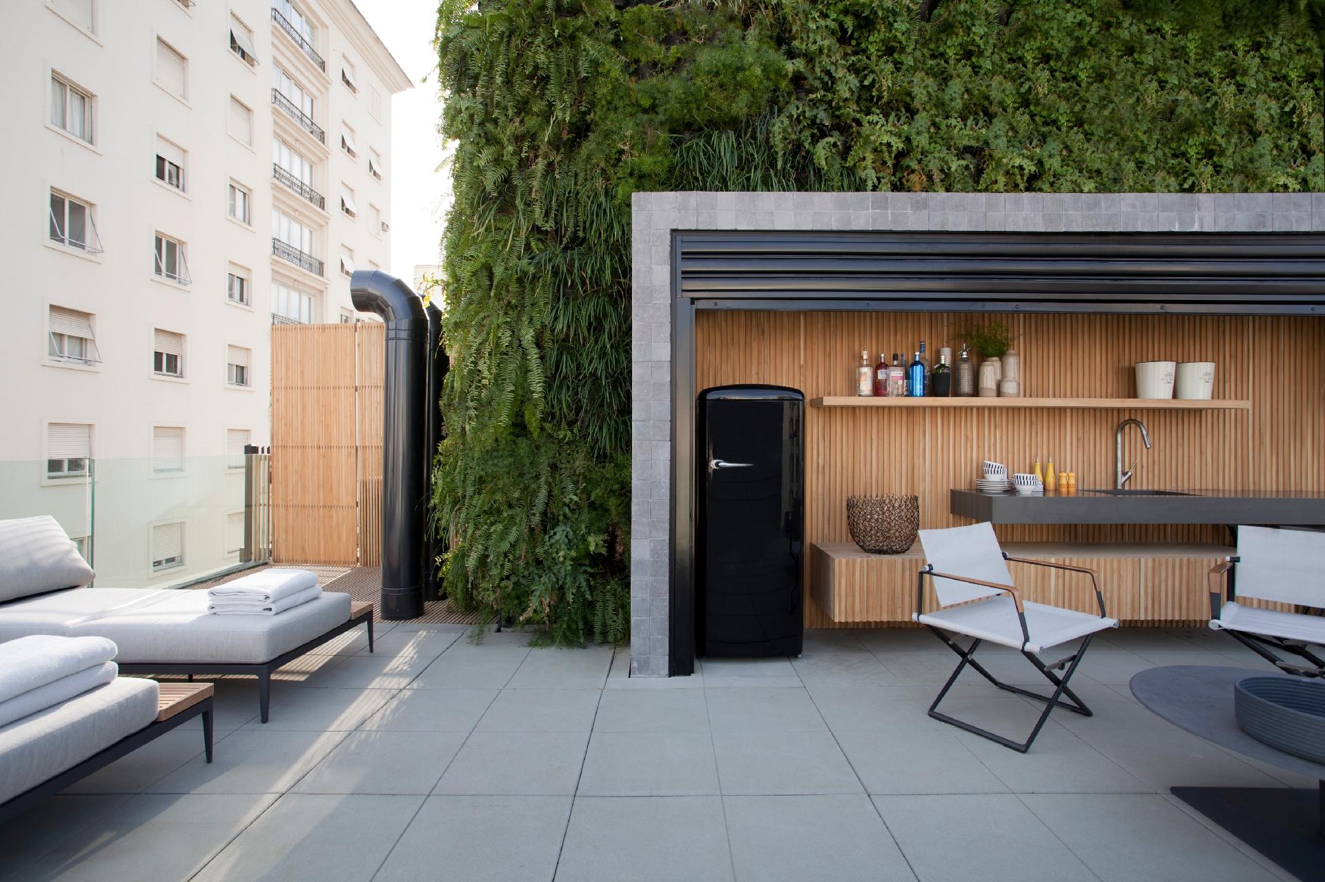 O jovem casal sonhava com uma cobertura refrescante, onde pudesse relaxar e receber os amigos. Assim, no espaço bolado pela Yamagata Arquitetura o volume central do edifício ficou forrado de espécies sem flores nem cores muito contrastantes.  Paisagismo de Gilberto Elkis e Verde Uva - Denilson Machado / MCA Estúdio | Divulgação