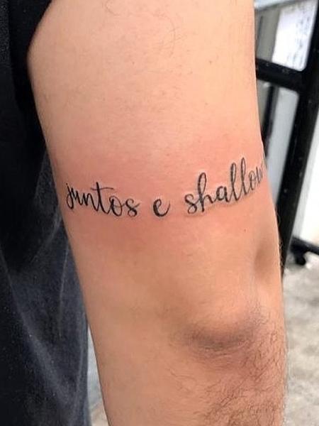 A tatuagem de "juntos e shallow now" - Reprodução/Instagram