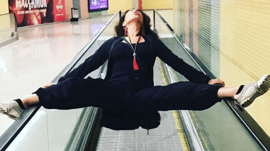 Claudia Alencar faz pose inusitada em esteira do metrô no Rio - Reprodução/Instagram