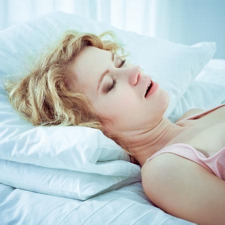 A redução do nível de alguns hormônios após a menopausa enfraquece a musculatura da garganta e prejudica a passagem de ar ao dormir - iStock