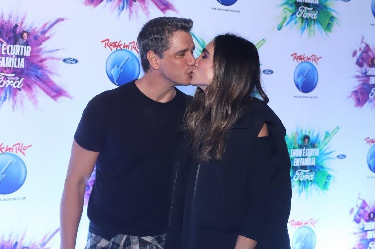Marcio Garcia aos beijos com a mulher, Andrea Santa Rosa, no Rock in Rio 2019 - Daniel Pinheiro/AgNews
