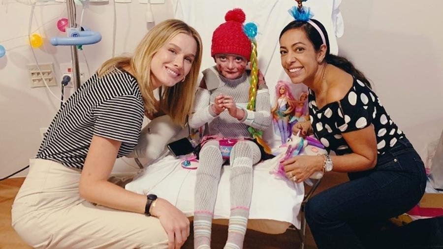 Fiorella Mattheis e Samantha Schmutz visitam garotinha em hospital - Reprodução/Instagram