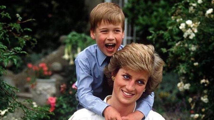 Princesa Diana com o filho William em foto postada na conta de William e Kate nas redes - Reprodução/Instagram