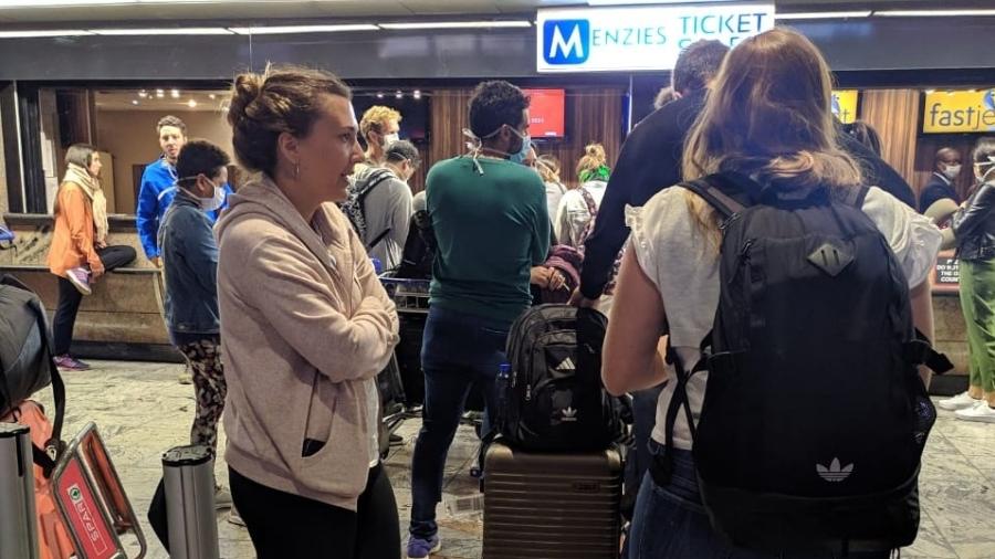 Passageiros aguardam respostas em Aeroporto de Joanesburgo - Reprodução/Whatsapp