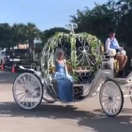 Cinderela anda de carruagem em ruas de Orlando, nos Estados Unidos - Reprodução/Instagram