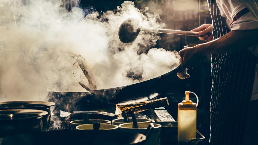 As cozinhas industriais compartilhadas e dedicadas à comercialização de refeições e serviços de entrega, sem acesso de público para consumo local, estão instaladas principalmente em bairros e ruas residenciais - Getty Images