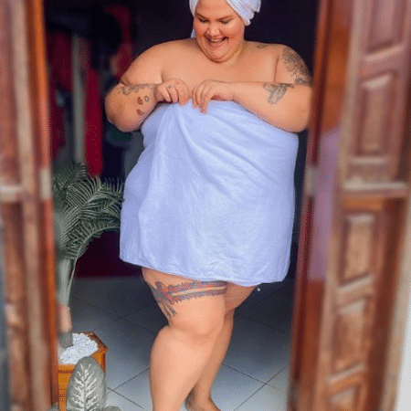 Thais Carla comemorou toalha que inclui pessoas gordas em um post no Instagram - Reprodução/Instagram/@thaiscarla