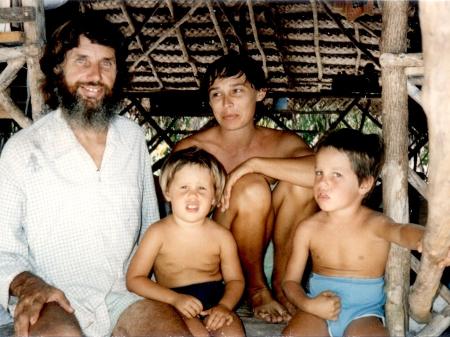 Ron Falconer e família na ilha deserta nos anos 70 - Arquivo pessoal