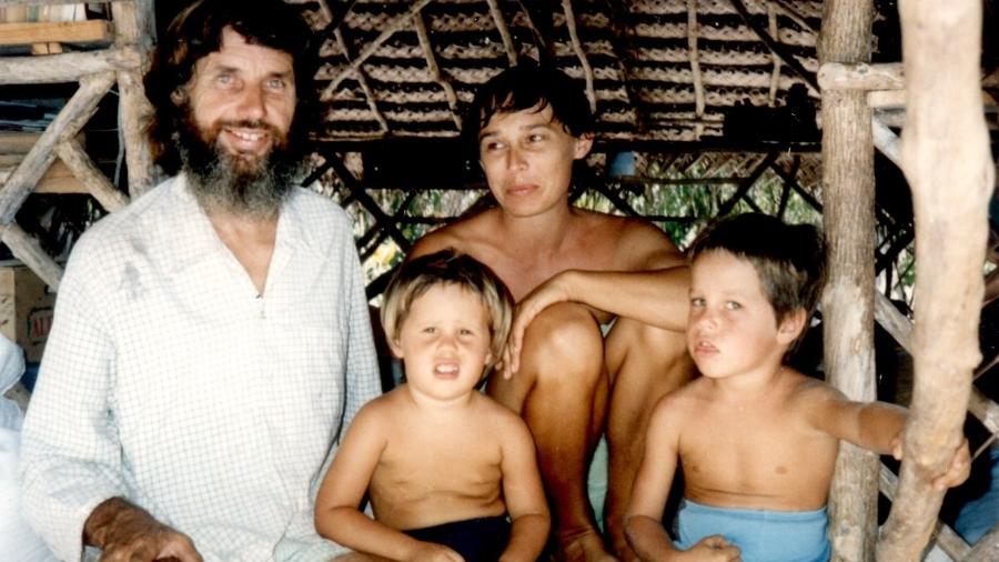 Ron Falconer e família na ilha deserta nos anos 70 - Arquivo pessoal
