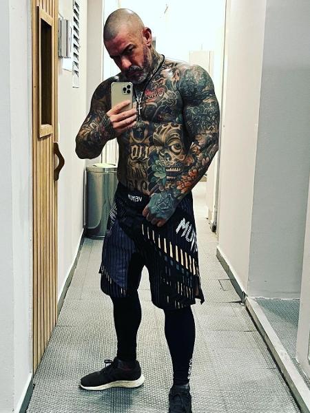 Henrique Fogaça exibiu o tronco coberto de tatuagens - Reprodução/Instagram