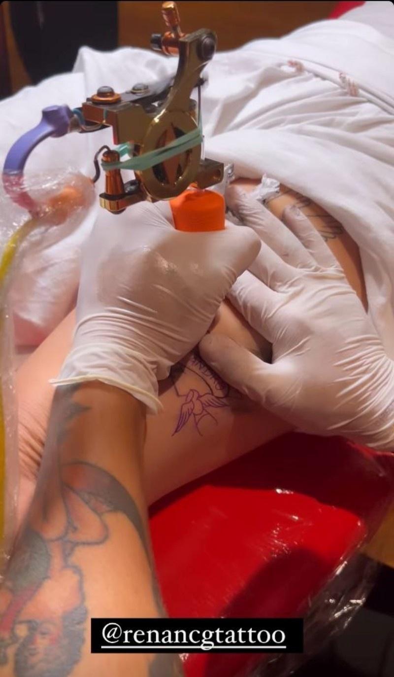 Cleo faz tattoo em homenagem a Leandro D'Lucca