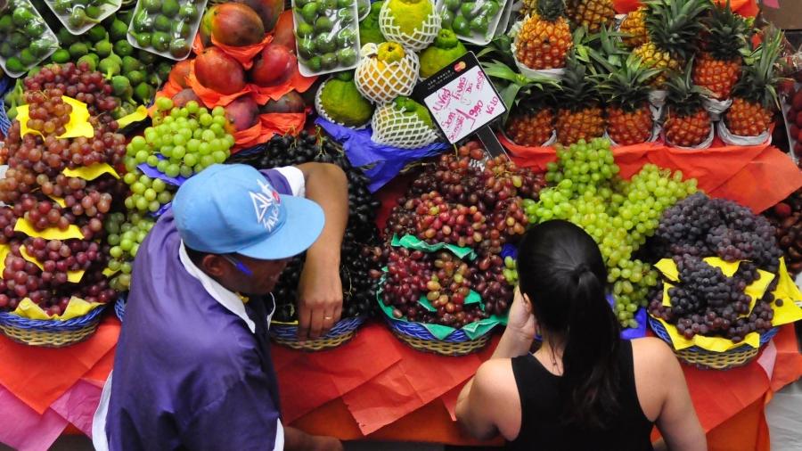Mulher dá dicas de como escolher frutas no mercado, e vídeo viraliza;  assista