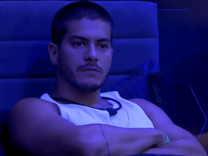 Para Gustavo, Arthur declara: 'Vai ter uma surpresa quando eu voltar'