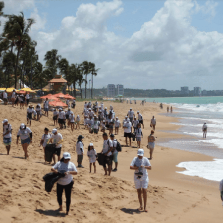 Ação voluntária organizada para promover a limpeza da praia e sensibilizar a população em Maceió/AL - Victor Farias