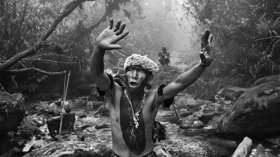 Xamã Yanomami em ritual durante a subida para o Pico da Neblina. Estado do Amazonas, Brasil, 2014 -  © Sebastião Salgado