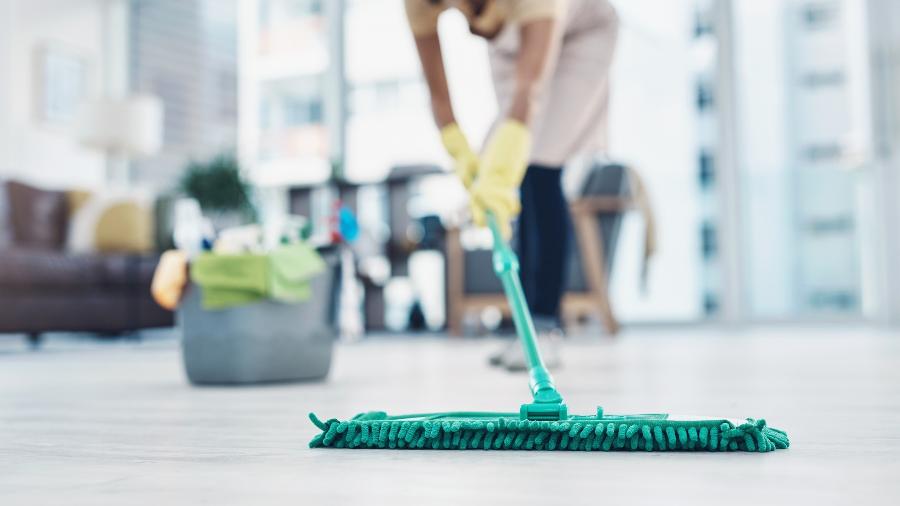 Usar o produto adequado para cada tipo de piso contribui para uma limpeza mais eficiente e sem riscos - Getty Images