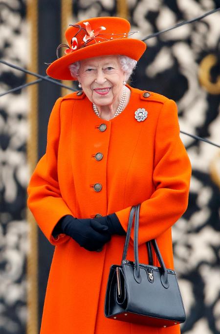Queen Elizabeth II looks monochrome - Photo Gallery - Photo Gallery