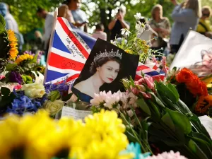 Que fim levam as flores que a população deixa em homenagem à rainha?