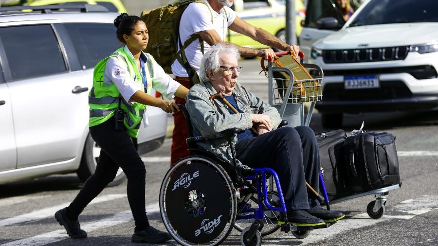 O ator Marco Nanini usou uma cadeira de rodas para se deslocar no Aeroporto Santos Dumont, no Rio de Janeiro - Vitor Pereira/AGNEWS