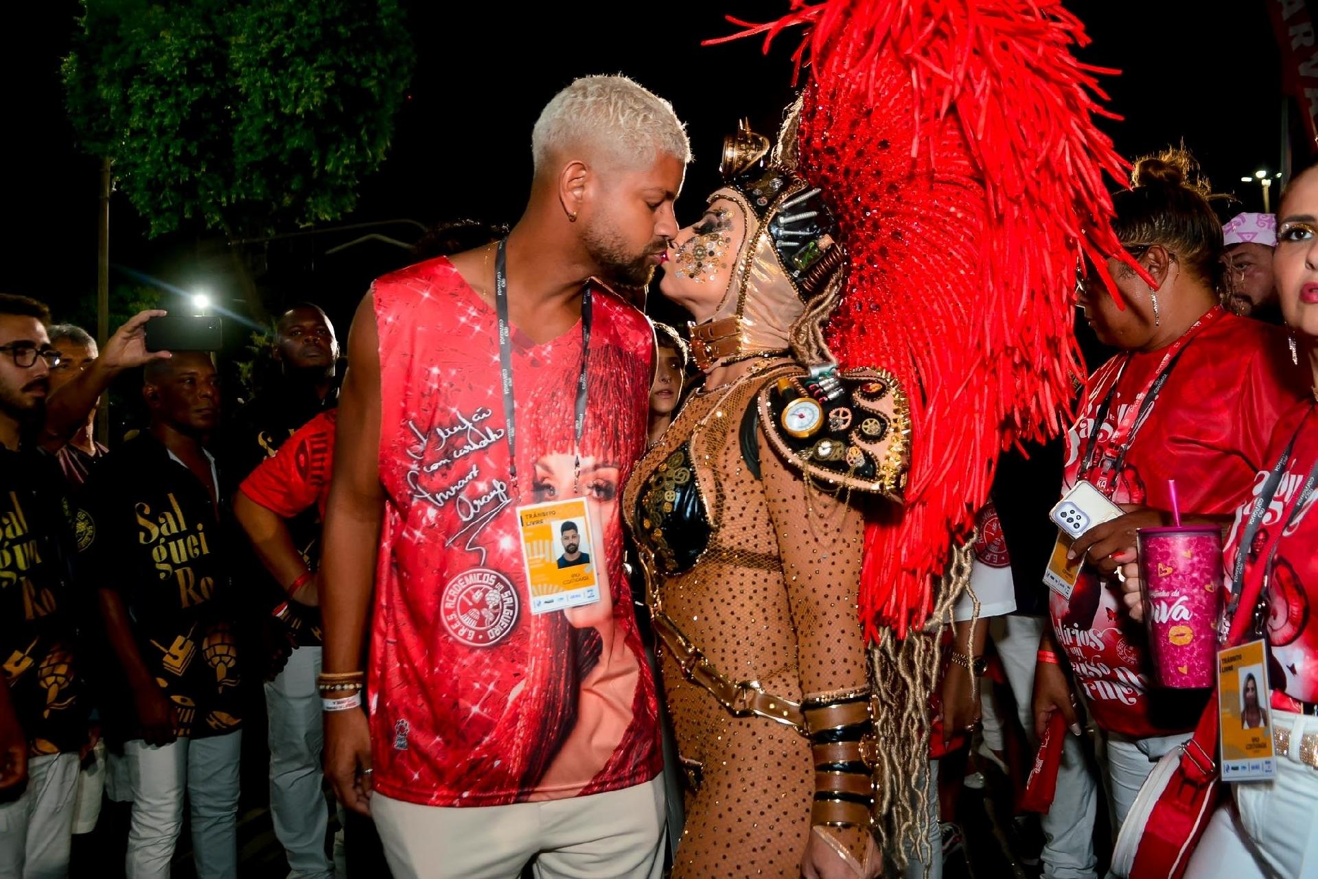 Viviane Araújo beija o marido antes de entrar na Marquês de Sapucaí com a Salgueiro - Webert Belicio / Agnews