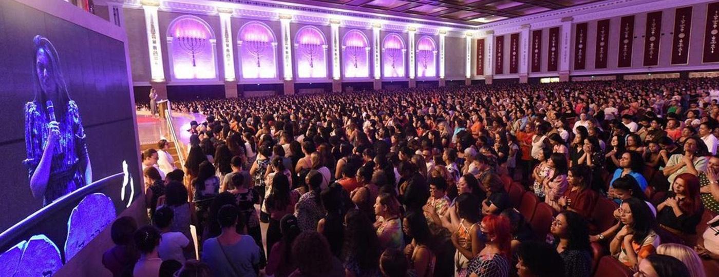 Templo de Salomão, em São Paulo, no dia 25 de março; no palco e no telão, Cristiane Cardoso, líder de Godllywood - Reprodução
