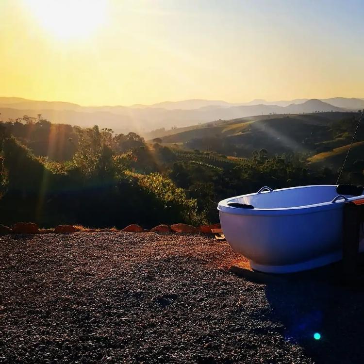 Além de hospedagem em uma cabana, tem banho com vista para a Serra da Mantiqueira