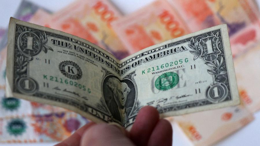 Nota de dólar, dólares, sobre pesos argentinos, peso argentino
