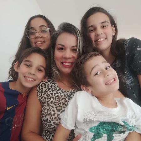 Bianca Duarte Gomes com seus filhos: Rafaela, 18, Júlia, 17, Marcelo, 12, e Leonardo, 6