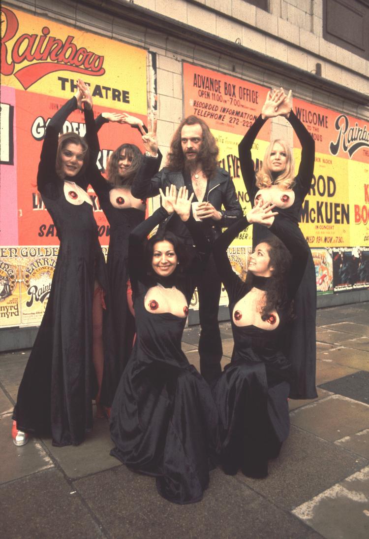 Nos anos 1970 podia tudo; na foto, o músico escocês Ian Anderson, da banda de rock Jethro Tull, posa com a trupe de dança Pan's People em Londres, em 1974