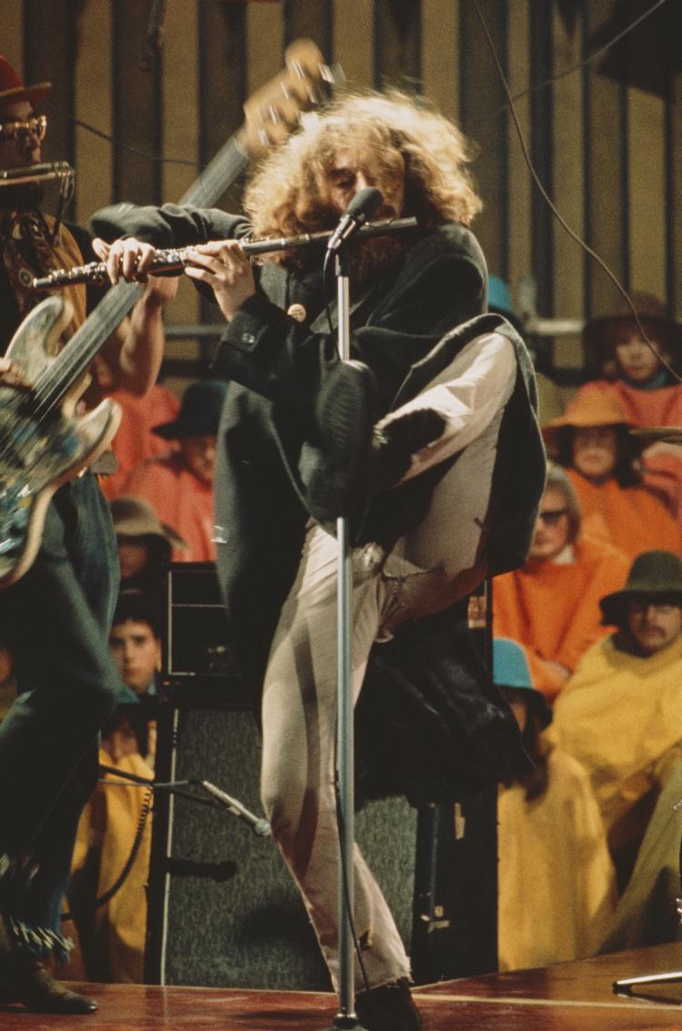 O cantor e flautista Ian Anderson, do Jethro Tull, se apresenta ao vivo no palco do especial 'Rolling Stones Rock and Roll Circus', em Londres, no dia 11 de dezembro de 1968