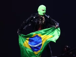 Em 2ª noite de ensaios, Madonna arrisca português e agita fãs com bandeira