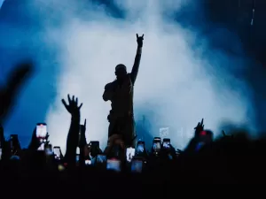 Travis Scott põe SP pra pular em show incendiário, mas longe de perfeito